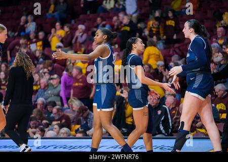 Minneapolis, Minnesota, États-Unis. 31 janvier 2024. Les Penn State Nittany Lions célèbrent une victoire à la fin d'un match de basket-ball féminin de la NCAA entre l'Université du Minnesota et Penn State le 31 janvier 2024 à Williams Arena de Minneapolis, MN. Penn State a gagné 80-64. (Image de crédit : © Steven Garcia/ZUMA Press Wire) USAGE ÉDITORIAL SEULEMENT! Non destiné à UN USAGE commercial ! Banque D'Images