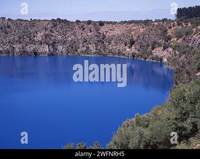 LE LAC BLEU MONT GAMBIER, UN GRAND CRATÈRE LAC DANS UN VOLCAN DORMANT. AUSTRALIE MÉRIDIONALE. Banque D'Images