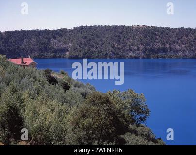 LE LAC BLEU MONT GAMBIER, UN GRAND CRATÈRE LAC DANS UN VOLCAN DORMANT. AUSTRALIE MÉRIDIONALE. Banque D'Images