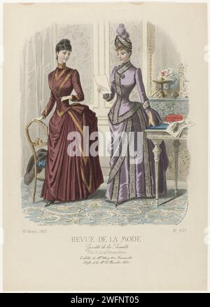 Revue de mode, Family gazette, dimanche 18 décembre 1887, 16e année, no 833 : Mme Méry toilettes (...), A. Chaillot, 1887 deux femmes dans un intérieur, l'une d'elles a une feuille de papier à la main, il y a quelques livres et estampes de mode sur la table. A gauche : 'toilette' de drap brun, garni d'un galon doré et d'une soie brun rouge. Droite : Robe de feuille violet clair clarifiée avec des brins de bulles de plumes grises et noires. Corps (veste) fermé avec trois bourgs de marque assortis. Selon la légende : 'WCs' par Elisa Méry. Ci-dessous une règle de texte publicitaire pour les tissus. Imprimez à partir du Banque D'Images