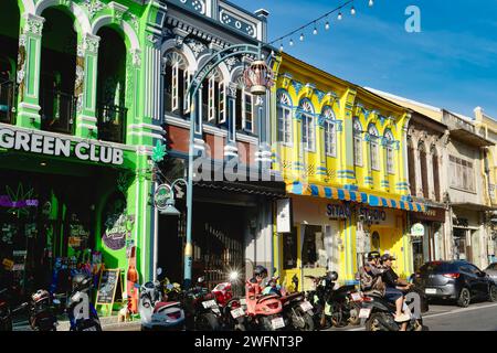 Une rangée de shophouses colorées de style sino-portugais dans Phang-Nga Road dans la vieille ville de Phuket Town, Phuket Thaïlande Banque D'Images