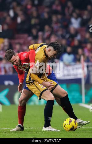 Madrid, Espagne. 31 janvier 2024. Saul Niguez (à gauche) de l'Atletico de Madrid et Andrei Ratiu (à droite) du Rayo Vallecano vus en action pendant le LALIGA EA SPORTS entre l'Atletico Madrid et le Rayo Vallecano au stade Metropolitano. Score final ; Atletico Madrid 2:1 Rayo Vallecano. (Photo Guillermo Martinez/SOPA Images/Sipa USA) crédit : SIPA USA/Alamy Live News Banque D'Images