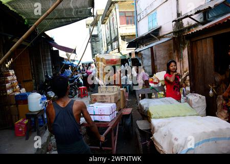 Le marché coloré et dynamique des produits frais à Sittwe, Myanmar. Banque D'Images