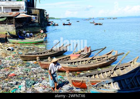 Bateaux de pêche par le petit port de pêche de Sittwe, Myanmar. Banque D'Images