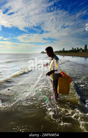 Pêche sur la plage de Sittwe, baie du Bengale, Myanmar. Banque D'Images