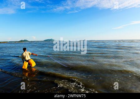 Pêche sur la plage de Sittwe, baie du Bengale, Myanmar. Banque D'Images