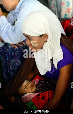 Une femme Arakanaise allaitant son bébé sur le ferry entre Sittwe et Mrauk-U dans l'ouest du Myanmar. Banque D'Images