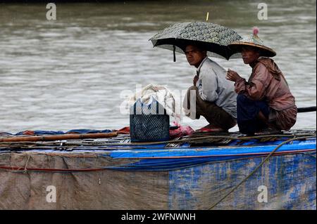Fortes pluies de mousson le long de la rivière Kaladan dans l'État de Rakhine dans l'ouest du Myanmar. Banque D'Images