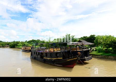 La vie près des petites rivières autour de Mrauk-U dans l'état de Rakhine, Myanmar. Banque D'Images