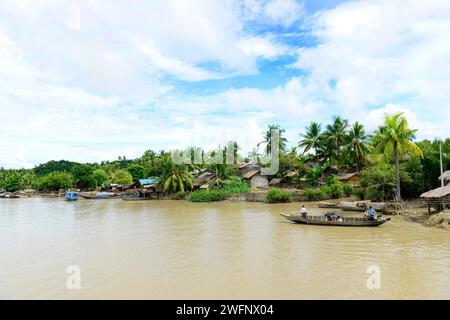 La vie près des petites rivières autour de Mrauk-U dans l'état de Rakhine, Myanmar. Banque D'Images