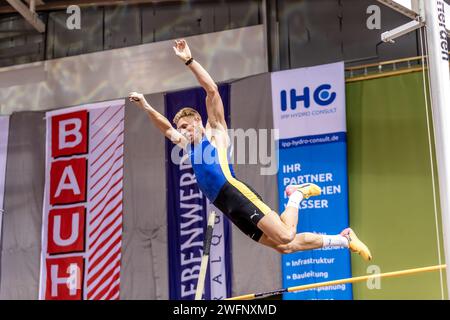 Cottbus, Allemagne. 31 janvier 2024. Athlétisme : rencontre internationale des sauteurs à Cottbus. Perche Piotr Lisek (POL) en action. Crédit : Frank Hammerschmidt/dpa/Alamy Live News Banque D'Images