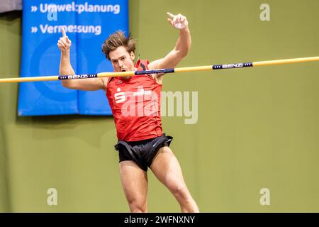 Cottbus, Allemagne. 31 janvier 2024. Athlétisme : rencontre internationale des sauteurs à Cottbus. Perche Tom Linus Humann (GER) en action. Crédit : Frank Hammerschmidt/dpa/Alamy Live News Banque D'Images