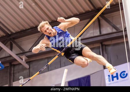 Cottbus, Allemagne. 31 janvier 2024. Athlétisme : rencontre internationale des sauteurs à Cottbus. Perche Ben Broeders (bel) en action. Crédit : Frank Hammerschmidt/dpa/Alamy Live News Banque D'Images