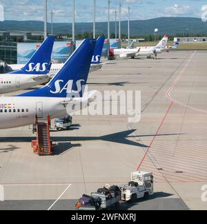 Gardermoen, Norvège - 14 août 2017 : Boeing 737 de Scandinavian Airlines et Norwegian Airways à l'aéroport Gardemoen d'Oslo. Banque D'Images