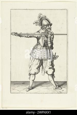 Soldat qui porte ses brochettes avec les deux mains horizontalement à hauteur d'épaule, Jacques de Gheyn (II) (atelier de), d'après Jacques de Gheyn (II), 1597 - 1607 imprimer Un soldat, dos, qui porte une brochette (lance) avec les deux mains horizontalement à hauteur d'épaule. Cette impression fait partie de la série de 32 impressions numérotées de brochettes issues de la manipulation des armes. Manœuvre de gravure sur papier aux pays-Bas  entraînement militaire. guerre ; affaires militaires (+ troupes mercenaires, par exemple : lansquenets). armes à main, polearms (pour frapper, pirater, pousser) : lance Banque D'Images