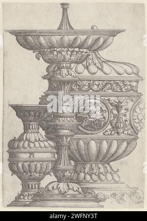 Trois pots décorés, Albrecht Altdorfer, c. 1506 - 1538 impriment Une double tasse, un bol sur un pied et une tasse avec un couvercle, tous trois décorés de feuilles. D'une série de 22 feuilles avec vases, cruches et bocaux. Tasse de gravure en papier Allemagne, bécher, gobelet Banque D'Images