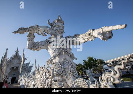 Chiang Rai, Thaïlande. 19 janvier 2024. Sculpture d'un gardien armé d'une épée près de l'entrée du Temple blanc. Le 'Wat Rong Khun' plus communément connu sous le nom de 'Temple blanc' a été conçu et construit par le célèbre artiste thaïlandais Chalermchai Kositpipat et ouvert aux visiteurs en 1997. Le Temple attire un grand nombre de visiteurs par jour, à la fois les habitants et les touristes qui en font l'attraction numéro 1 à Chiang Rai, dans le nord de la Thaïlande. (Photo Guillaume Payen/SOPA Images/Sipa USA) crédit : SIPA USA/Alamy Live News Banque D'Images