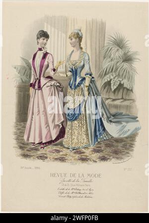Revue de mode, Family gazette, 1886, 15e année, n°737 : toilettes du M.ON DUBOYS (...), A. Chaillot, 1886 deux femmes dans un intérieur en robes de la Maison Duboys. Gauche : Robe en violet foncé et clair. Corps à la taille fermé avec boucle. Jupe avec file d'attente. Chaussures avec talons et noeuds. Droite : Robe en bleu clair et foncé. Col et jupe avant décorés de dentelle (?). Jupe avec file d'attente et traînée. Avec quelques lignes de texte publicitaire pour différents produits. Tirage du magazine de mode Revue de la mode (1872-1913). Assiettes de mode gravure papier Paris. robe, robe (+ vêtements pour femmes). gants, Banque D'Images