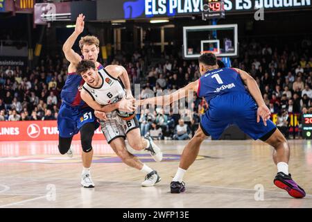 Barcelone, Espagne. 31 janvier 2024. Rokas Jokubaitis (à gauche), Oscar da Silva (à droite) du F.C Barcelone et Alessandro Pajola (à droite) du Virtus Segafredo Bologne vus en action lors du match de la saison régulière de Turkish Airlines Euroleague Round 24 entre Barcelone et Virtus Bologne au Palau Blaugrana. Score final ; Barcelone 84:57 Virtus Bologne. (Photo Marti Segura Ramoneda/SOPA Images/Sipa USA) crédit : SIPA USA/Alamy Live News Banque D'Images