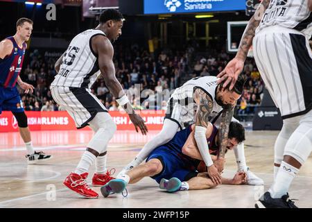 Barcelone, Espagne. 31 janvier 2024. Daniel Hackett (à gauche) de Virtus Segafredo Bologne et Kalinic (à droite) de F.C Barcelone vus en action lors du match de la saison régulière 24 de Turkish Airlines Euroleague entre Barcelone et Virtus Bologne au Palau Blaugrana. Score final ; Barcelone 84:57 Virtus Bologne. (Photo Marti Segura Ramoneda/SOPA Images/Sipa USA) crédit : SIPA USA/Alamy Live News Banque D'Images