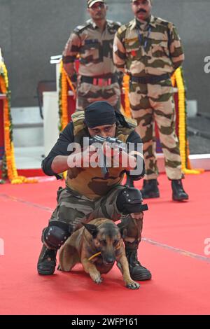 New Delhi, Inde. 31 janvier 2024. NEW DELHI, INDE - JANVIER 31 : le personnel de la CISF effectue un exercice lors de l'inauguration du nouveau modèle de musée du métro à la station de métro Shivaji Park, le 31 janvier 2024 à New Delhi, en Inde. (Photo de Sanchit Khanna/Hindustan Times/Sipa USA) crédit : SIPA USA/Alamy Live News Banque D'Images