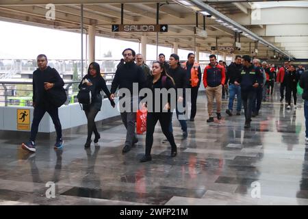 Non exclusif : les passagers effectuent le premier voyage sur la section de la station Tlahuac-Mixcoac de la ligne 12 du métro de Mexico, après plus de 2 ans d'inactivité Banque D'Images