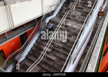 Non exclusif : les passagers effectuent le premier voyage sur la section de la station Tlahuac-Mixcoac de la ligne 12 du métro de Mexico, après plus de 2 ans d'inactivité Banque D'Images