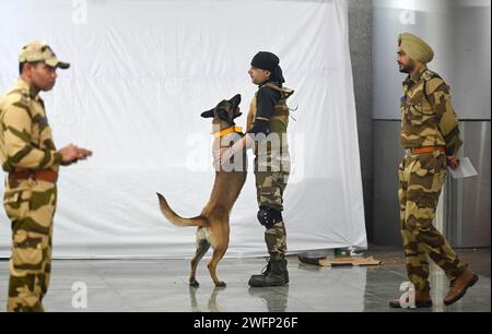 New Delhi, Inde. 31 janvier 2024. NEW DELHI, INDE - JANVIER 31 : le personnel de la CISF effectue un exercice lors de l'inauguration du nouveau modèle de musée du métro à la station de métro Shivaji Park, le 31 janvier 2024 à New Delhi, en Inde. (Photo de Sanchit Khanna/Hindustan Times/Sipa USA) crédit : SIPA USA/Alamy Live News Banque D'Images