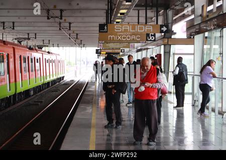 Non exclusif : les passagers effectuent le premier voyage sur la section de la station Tlahuac-Mixcoac de la ligne 12 du métro de Mexico, après plus de 2 ans d'inactivité Banque D'Images