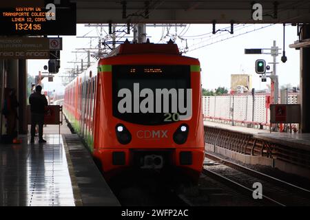 Non exclusif : les passagers effectuent le premier voyage sur la section de la station Tlahuac-Mixcoac de la ligne 12 du métro de Mexico, après plus de 2 ans d'inactivité Banque D'Images