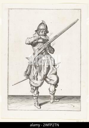 Soldat avec une barre qui amène sa mèche à sa bouche pour le souffler propre, Jacques de Gheyn (II) (atelier ou), d'après Jacques de Gheyn (II), 1597 - 1607 imprimer Un soldat, dos, à droite, qui tient un gouvernail (un certain type d'arme à feu) de sa main gauche. Avec sa main droite, il apporte une mèche brûlante à sa bouche pour le souffler. Cette estampe fait partie de la série de 42 estampes numérotées de Roerschutters provenant de la manutention des armes. Manœuvre de gravure sur papier aux pays-Bas  entraînement militaire. armes à feu : fusil Banque D'Images