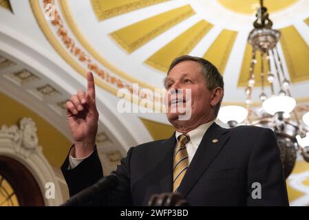 Washington, États-Unis. 31 janvier 2024. Le sénateur américain Steve Daines (Républicain du Montana) prend la parole lors d'une conférence de presse à la suite du déjeuner hebdomadaire du caucus démocrate au Capitole à Washington, DC, États-Unis, le mercredi 31 janvier 2024. Photo Annabelle Gordon/CNP/ABACAPRESS.COM crédit : Abaca Press/Alamy Live News Banque D'Images