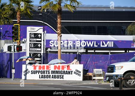 Manifestants devant le stade Allegiant soutenant un conflit de travail avant le Super Bowl, mardi 30 janvier 2024, à Las Vegas. Les 49ers de San Francisco Banque D'Images