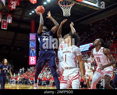 L'attaquant Qudus Wahab (22) des Nittany Lions de Penn State tire sur les défenseurs des Rutgers Scarlet Knights lors d'un match de basket-ball Big Ten à Jersey MikeÕs Area à Piscataway, New Jersey, le mercredi 31 janvier 2024. Banque D'Images