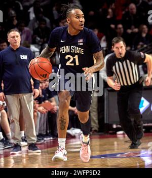 RayQuawndis Mitchell (21 ans), garde des Lions Nittany de Penn State, pousse le ballon sur le terrain contre les Rutgers Scarlet Knights lors d'un match de basket-ball Big Ten à Jersey MikeÕs Area à Piscataway, New Jersey, le mercredi 31 janvier 2024. Banque D'Images