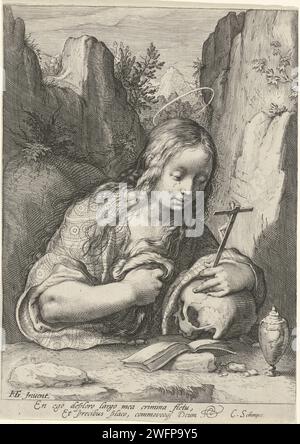 Boetvaardige Maria Magdalena, Jacob Matham (attribué à), d'après Hendrick Goltzius, 1595 - 1599 estampe pleurant Maria Magdalena dans un paysage rocheux avec un crucifix à la main. Sa main repose sur un crâne. Une Bible pour elle. Haarlem gravure sur papier la pénitente Harlot Marie Madeleine ; attributs possibles : livre (ou rouleau), couronne, couronne d'épines, crucifix, pot de pommade, miroir, instrument de musique, branche de palmier, rosaire, fléau Banque D'Images