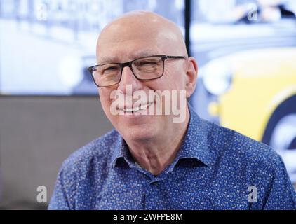 Photo de dossier datée du 29/03/23 du présentateur de radio Ken Bruce dans les studios Bauer, au centre de Londres, avant sa nouvelle émission avec Greatest Hits radio. Une forte baisse des auditeurs à BBC radio 2 après le départ de Ken Bruce l'année dernière semble se stabiliser, les chiffres suggèrent. La station avait un auditoire hebdomadaire moyen de 13,3 millions de personnes en octobre à décembre 2023, en baisse de 7 % par rapport aux 14,3 millions un an plus tôt, mais une baisse de seulement 1 % par rapport aux trois mois précédents. Date de parution : jeudi 1 février 2024. Banque D'Images