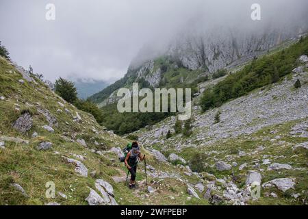 Ascenso por el barranco de Anaye, alta ruta pirenaica, región de Aquitania, departamento de Pirineos Atlánticos, Francia Banque D'Images