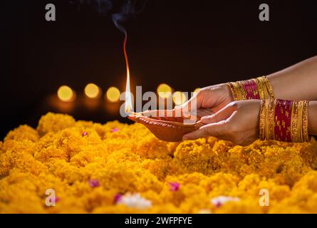 Les lampes de diya d'argile allumées pendant la fête de diwali, Diwali, ou Dipawali, est la plus grande et la plus importante vacances de l'Inde. Banque D'Images