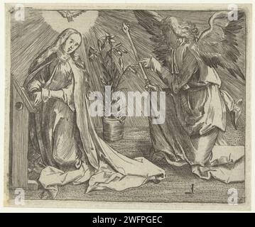 Annunciatie, anonyme, d'après Lucas van Leyden, 1504 - 1583 print Archange Gabriel agenouillé à Maria. Au-dessus de sa tête le Saint-Esprit. Copier en image miroir. Papier gravé l'Annonciation : Marie agenouillée Banque D'Images