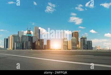 Une vue panoramique des gratte-ciel vu d'une autoroute au coucher du soleil Banque D'Images