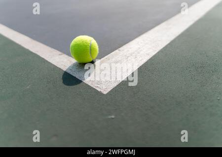 Une balle de tennis sur la ligne centrale du court Banque D'Images