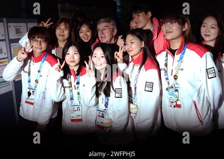 Gangneung, Corée du Sud. 1 février 2024. Le président du Comité International Olympique (CIO), Thomas Bach (3e L, TOP), pose avec des volontaires avant une conférence de presse tenue dans le main Media Center aux Jeux Olympiques de la Jeunesse d’hiver de Gangwon 2024 à Gangneung, Corée du Sud, le 1 février 2024. Crédit : Li Ming/Xinhua/Alamy Live News Banque D'Images