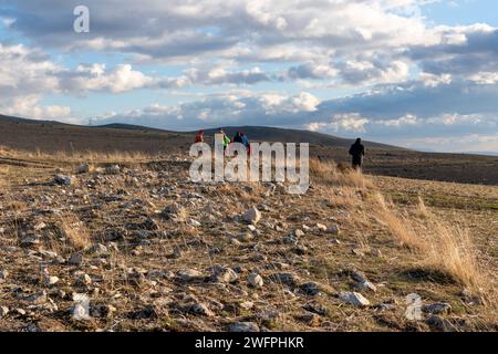 Sivrihisar, Eskisehir, Turquie - décembre 24 2023 : les touristes marchent sur la route phrygienne, élevée avec des pierres il y a des siècles en Turquie Banque D'Images