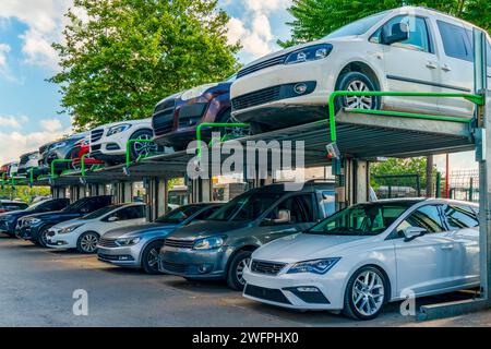 Parking à double ascenseur vertical utilisé pour résoudre le problème de stationnement dans les villes bondées Banque D'Images