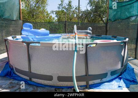 Piscine en plastique bleu dans le jardin. Banque D'Images