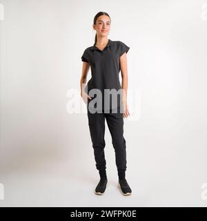 Teenage Girl Wearing Scrubs fond blanc avec Copy Space Studio Lighting Banque D'Images