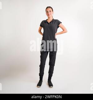 Teenage Girl Wearing Scrubs fond blanc avec Copy Space Studio Lighting Banque D'Images