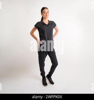 Teenage Girl Wearing Scrubs fond blanc avec Copy Space Studio Lighting Banque D'Images