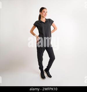 Teenage Girl Wearing Scrubs fond blanc avec Copy Space Studio Lighting Banque D'Images